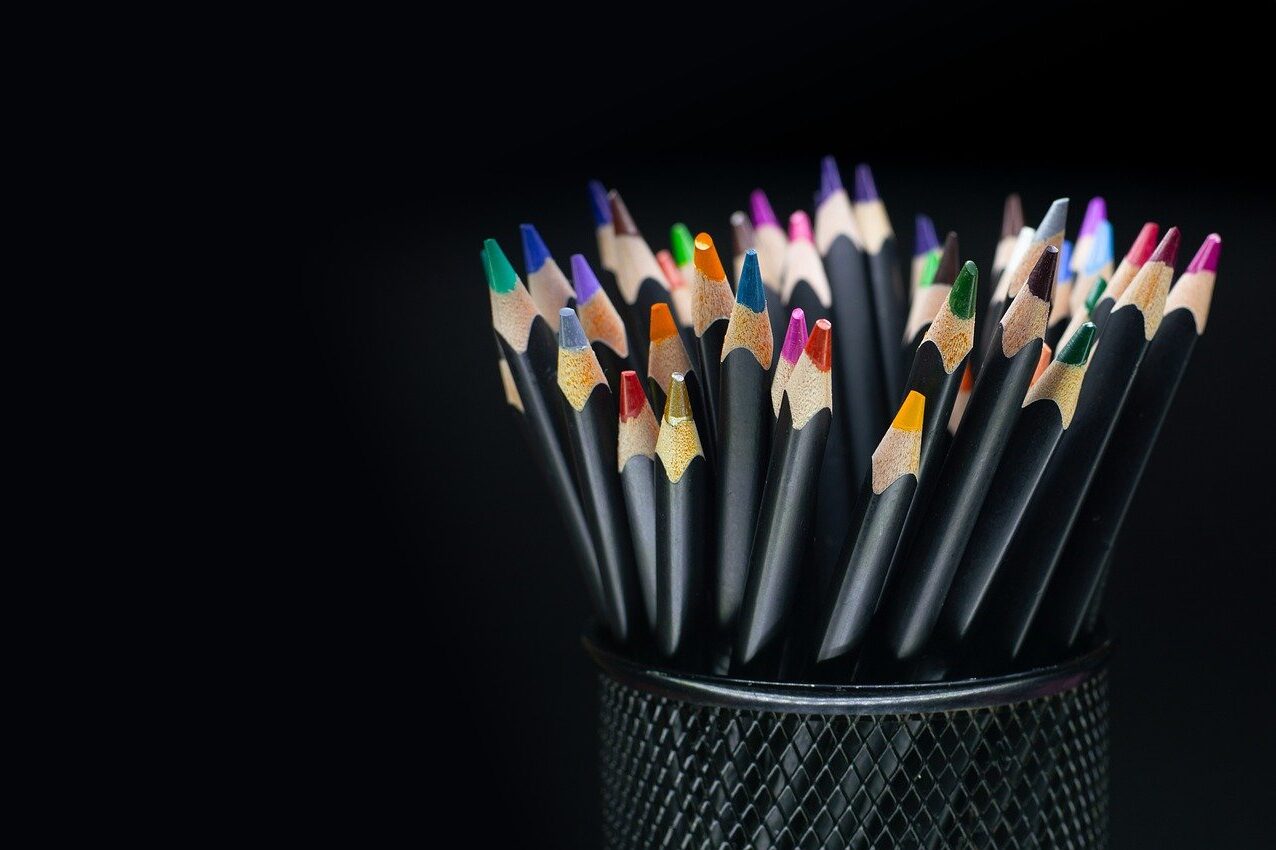 Viele verschiedenfarbige Buntstifte in einem Korb