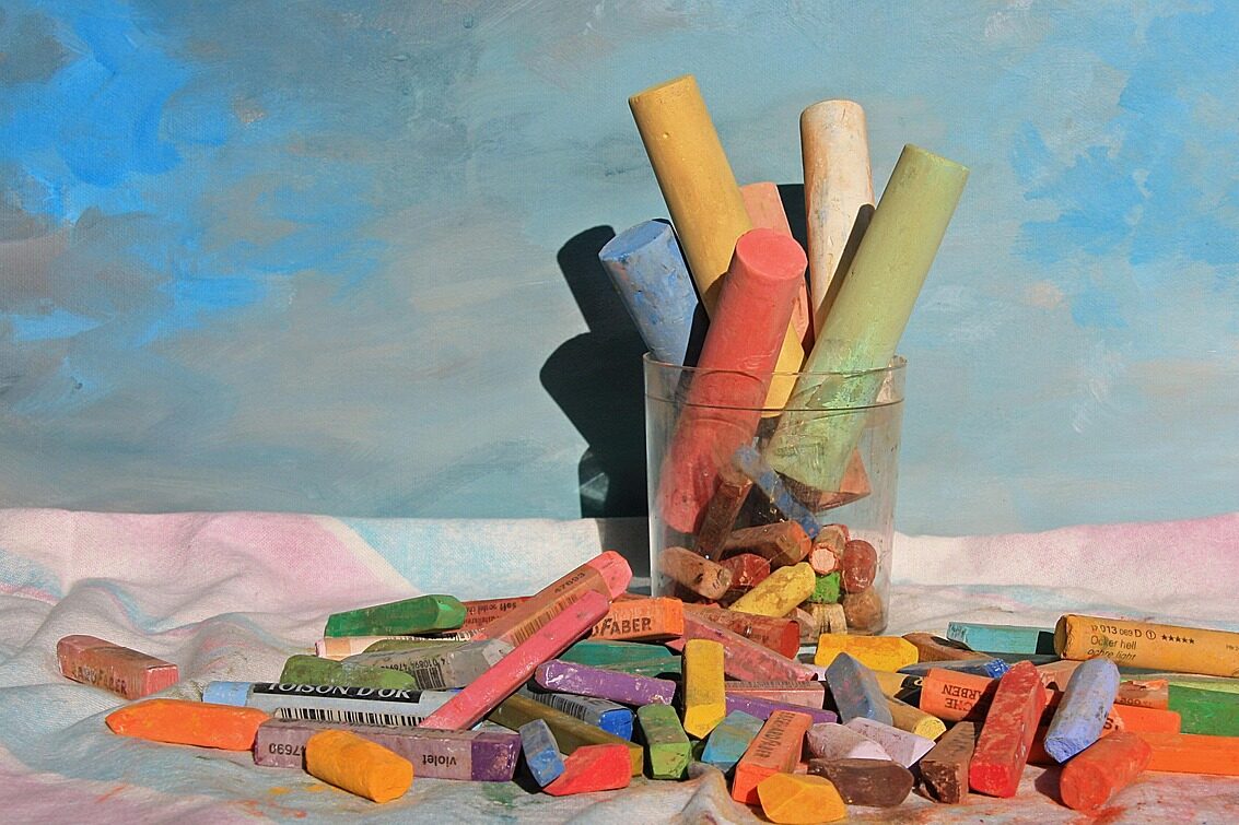 Kreidestifte in einem Glas